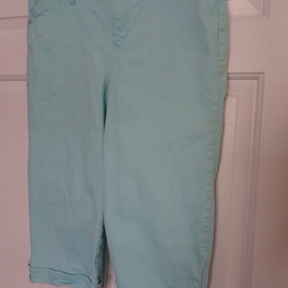 GLORIA VANDERBILT Women's Size 12 Aqua Capri/Cropped Pants Cuffed Denim 5 Pocket - Picture 2 of 9